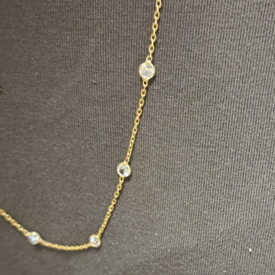 Collana lunga con zirconi in argento dorato