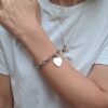 Bracciale con cuore a ciondolo personalizzabile indossato