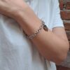 Bracciale con cuore a ciondolo personalizzabile indossato