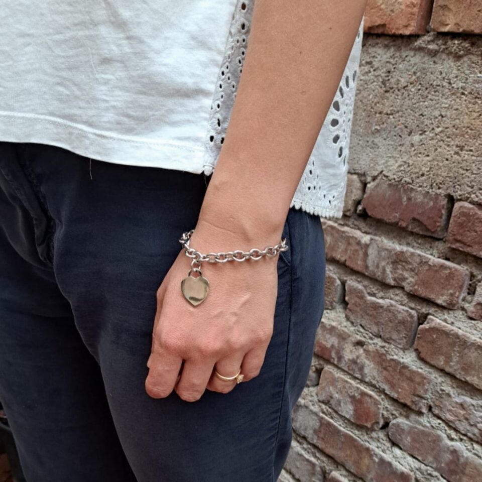 Bracciale con cuore a ciondolo personalizzabile indossato