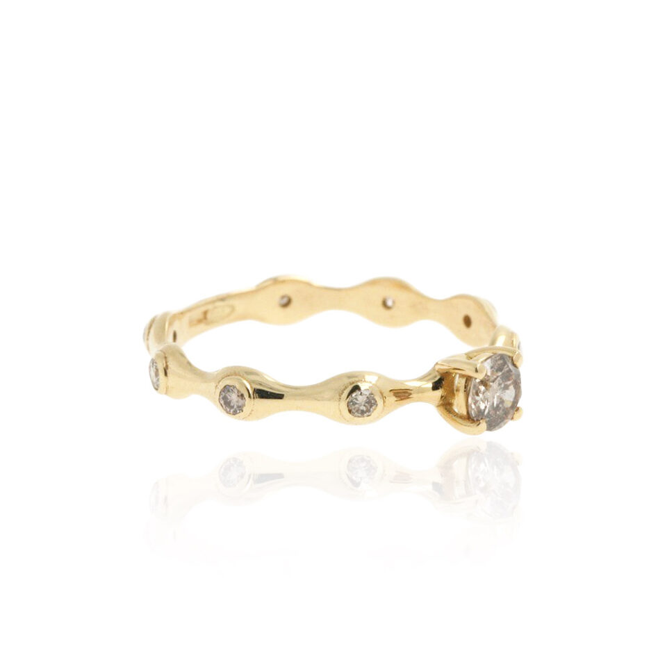 L'anello è in oro giallo e presente un diamante brown centrale da 0.25 kt e 8 diamanti nel gambo da 0.15 kt