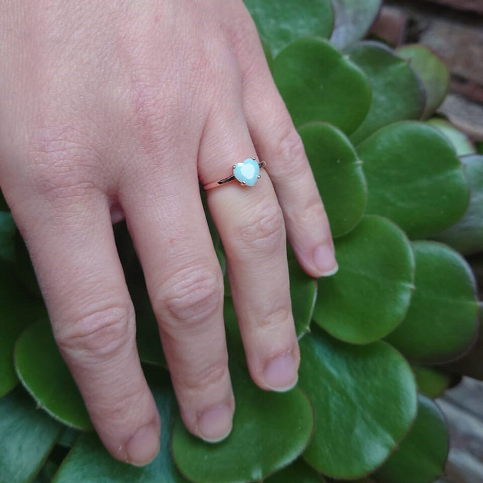 anello in argento con pietra a forma di cuore verde acqua indossato