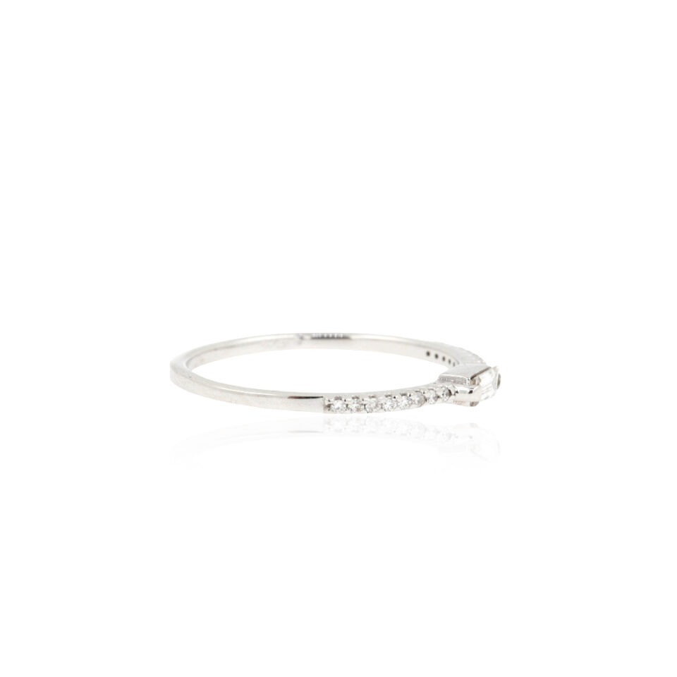 vista laterale dell'anello in oro bianco con diamante baguette e diamanti laterali