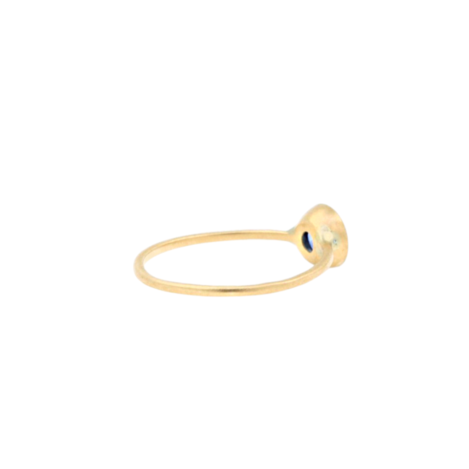 anello in oro giallo con zaffiro visto lateralmente