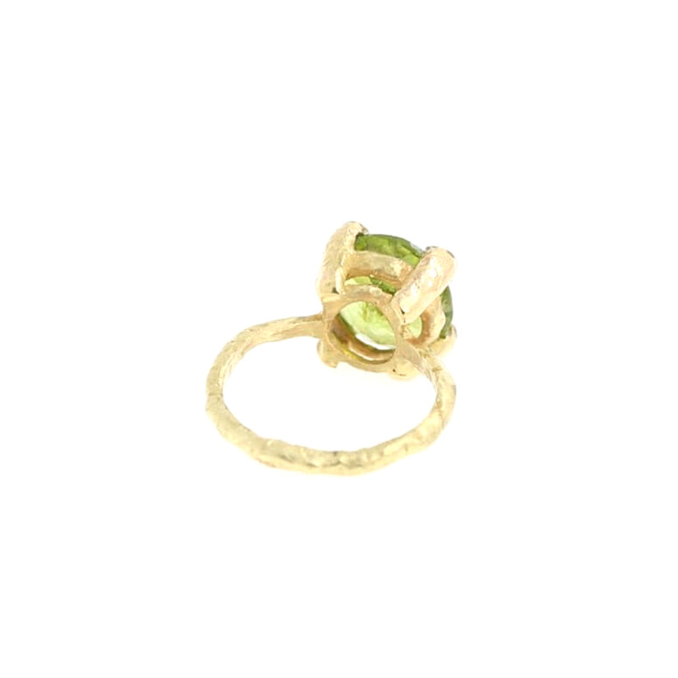 anello realizzato a mano in oro giallo con peridoto