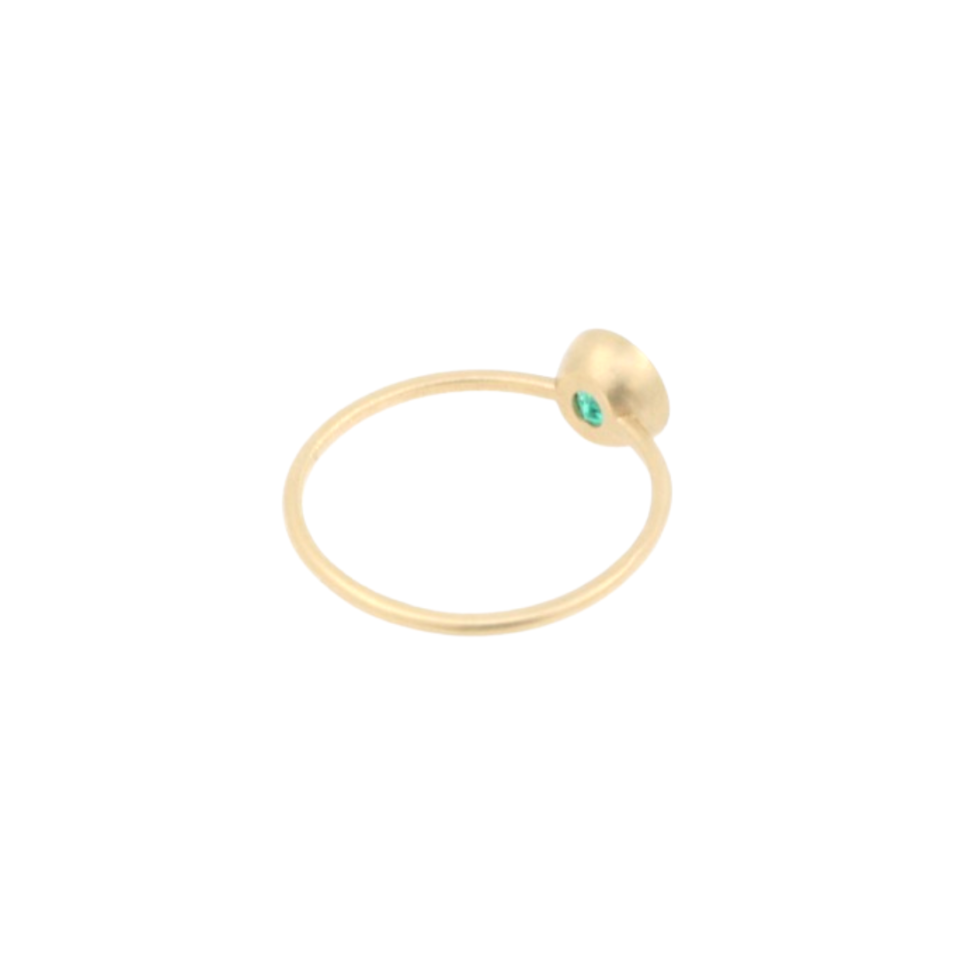 anello in oro giallo satinato con smeraldo colombiano visto lateralmente