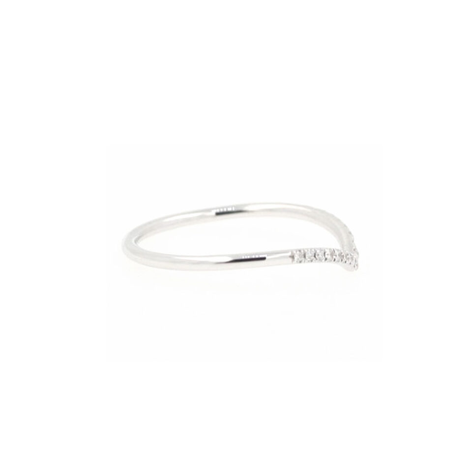 anello in oro bianco con forma a v e diamanti