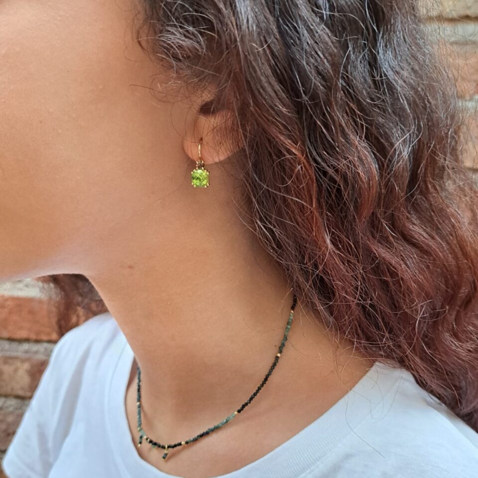 orecchini con pietre verdi in peridoto e diamante brown