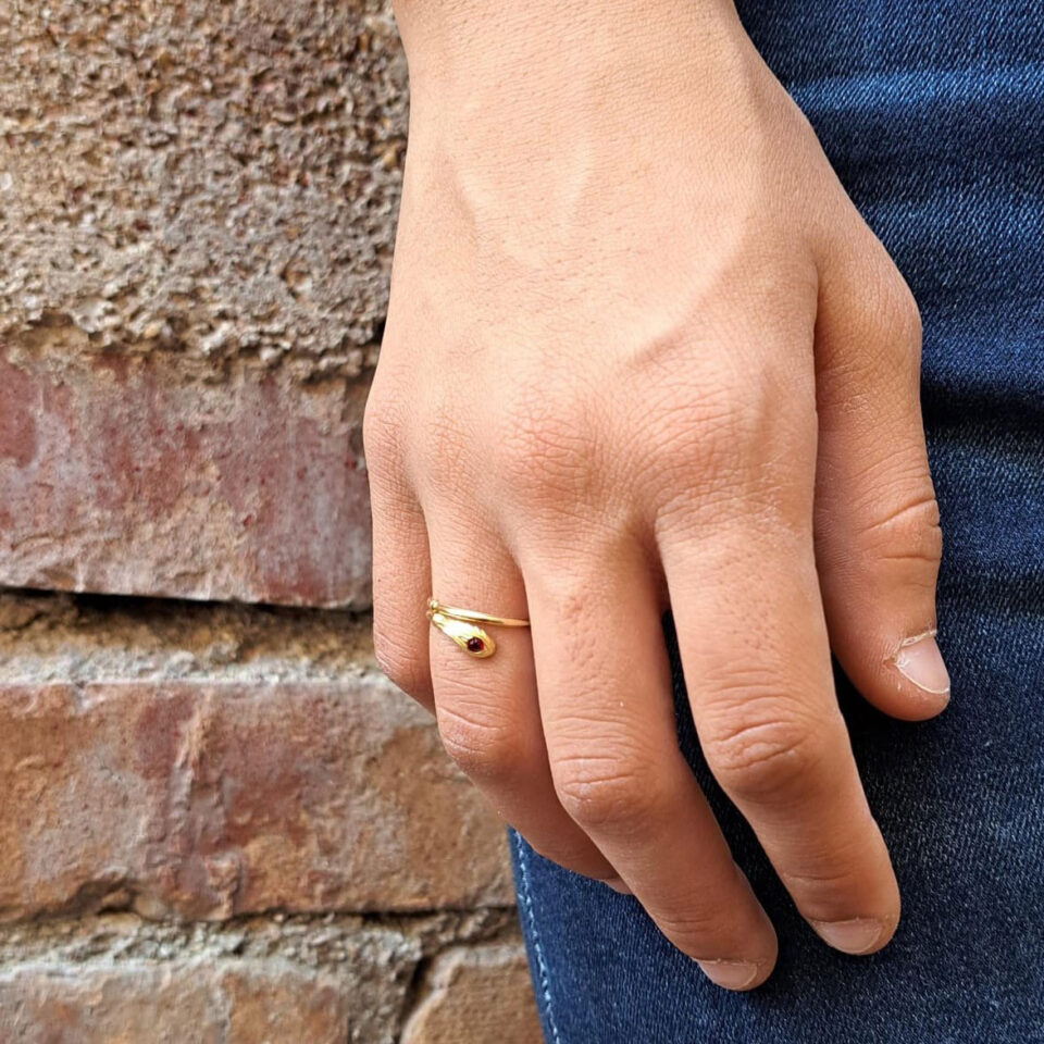 anello serpentina in oro giallo con occhio in pietra rossa