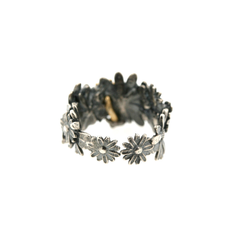 anello fatto di margherite in argento