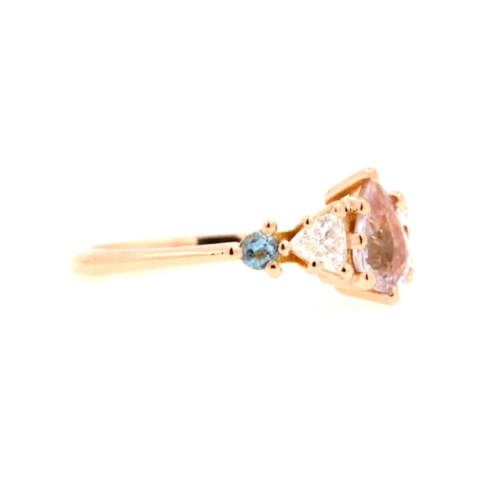 Anello-con-zaffiro-rosa-diamanti-trillant-ed-acquemarine