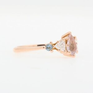 Anello con zaffiro rosa diamanti trillant ed acquemarine