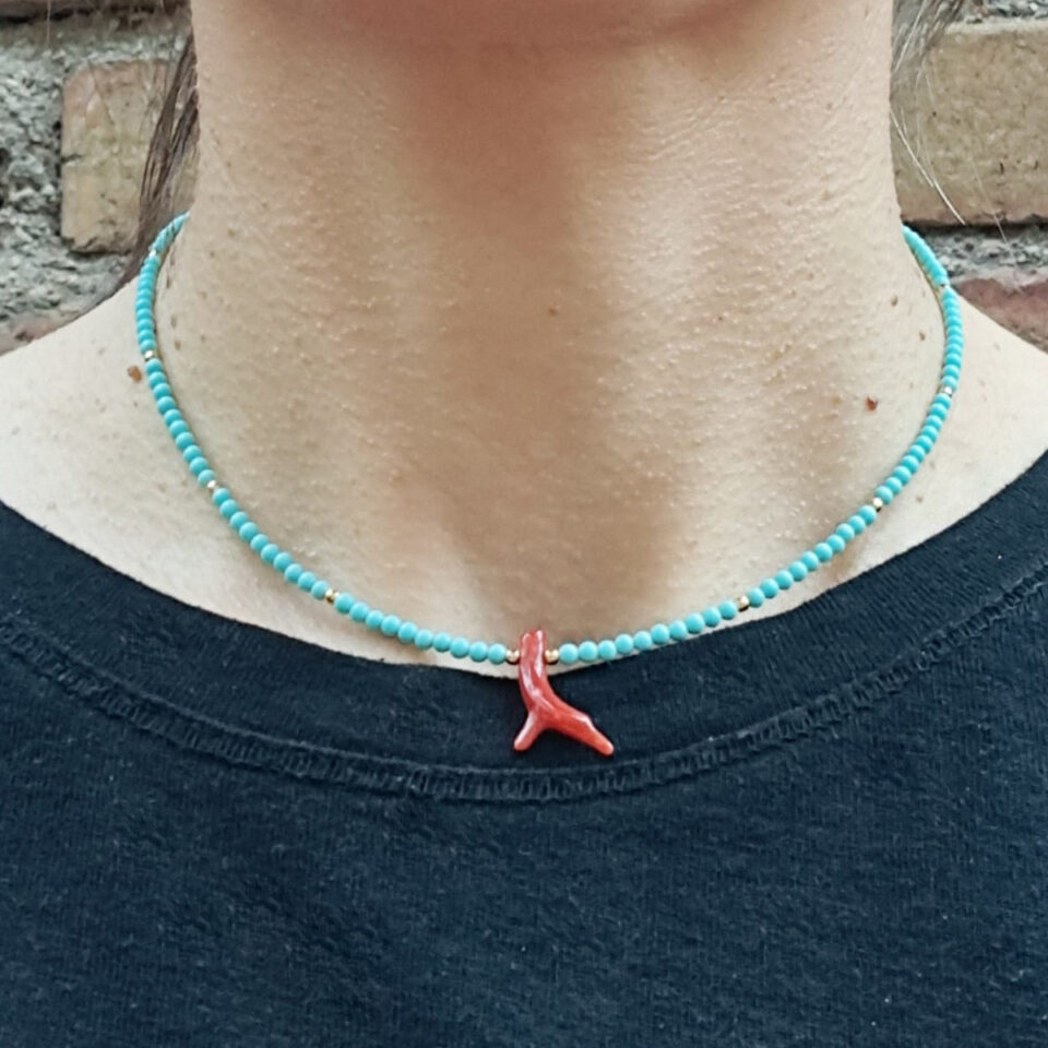 Collana girocollo in Pasta di Turchese e Rametto di Corallo indossata